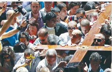 Arabscy chrzecijanie wchodz do Bazyliki Grobu Paskiego na Starym Miecie w Jerozolimie. Zdjcie: REUTERS