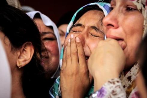 <br />zy w Gazie: palestyska dziewczyna pacze podczas pogrzebu jej brata, zabitego podczas nalotu izraelskich si powietrznych w tym tygodniu (Zdjcie: Getty Images).