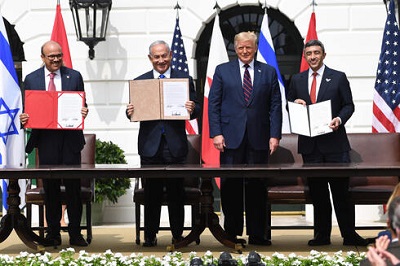 Od lewej do prawej: minister spraw zagranicznych Bahrajnu, Abdullatif Al-Zajani, premier Benjamin Netanjahu, prezydent USA, Donald Trump i minister spraw zagranicznych ZEA, and Abdullah bin Zajed Al-Nahjan podczas podpisywania Porozumie Abrahamowych w Biaym Domu(Zdjcie: AFP)