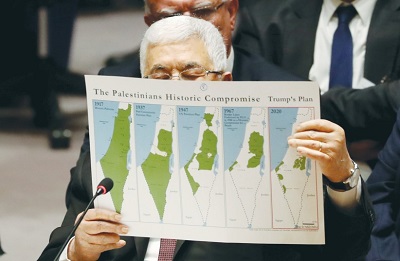 Prezydent AP, Mahmoud Abbas, podczas przemówienia do Rady Bezpieczeństwa ONZ w ubiegłym roku trzyma mapę pokazującą “historyczny kompromis Palestyńczyków”(zdjęcie: SHANNON STAPLETON/ REUTERS)