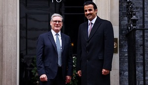 Prmier Wielkiej Brytanii Keir Starmer oraz wadca Kataru emir-Szejk Tamim bin Hamad al-Thani.