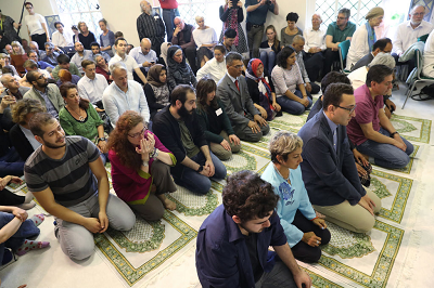 W Berlinie pierwszy meczet otworzy w zeszym roku drzwi dla niezakwefionych kobiet i gejów, wspózaoony przez turecko-niemieck dziaaczk praw czowieka, Seyran Ates. W odrónieniu od tradycyjnych meczetów mczyni i kobiety modl si razem w nowym meczecie. (Zdjcie: Sean Gallup/Getty Images)