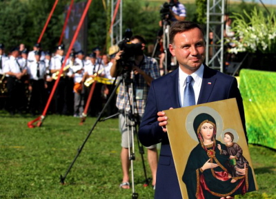 Prezydent Duda z Matk Bosk w klapie.