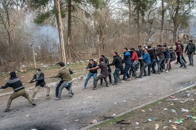 Na zdjciu: Migranci na granicy Turcji z Grecj próbuj obali grecki pot graniczny i wkroczy do Grecji w pobliu Edirne w Turcji 4 marca 2020 roku. (Zdjcie: Bulent Kilic/AFP via Getty Images)