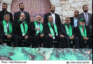Kierownictwo Hamasu Chaled Maszaal i premier Ismail Hanija podczas wiecu upamitniajcego 25. rocznic powstania tej grupy terrorystycznej w miecie Gaza, 8 grudnia 2012 r. (Wikipedia)