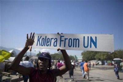 Protestujcy trzyma plakat podczas demonstracji przeciwko misji ONZ w Port-au-Prince 18 listopada 2010. (Zdjcie: REUTERS)