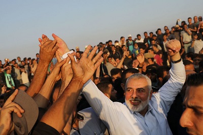 W ostatnich latach pojawiały się doniesienia o bogactwie i luksusowym życiu przywódców Hamasu, takich jak Ismail Hanijja (na zdjęciu), którego kapitał szacuje się na 4 miliony dolarów. Pora, by społeczność międzynarodowa obudziła się i zobaczyła fakt, że to bogaci przywódcy Hamasu, nie zaś Izrael, są odpowiedzialni za humanitarną i ekonomiczną katastrofę, znaną jako Strefa Gazy. (Zdjęcie: Spencer Platt/Getty Images)