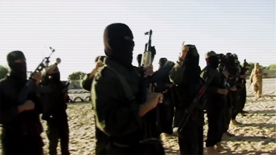 Zrzut z ekranu z niedawnego wideo nagranego w Gazie przez Palestysk Armi Islamsk (PIA), w którym czonkowie PIA przysigaj wierno “Kalifowi” ISIS Abu Bakr Al-Baghdadiemu.
