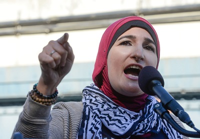 Aktywistka Linda Sarsour przemawia podczas protestu o nazwie Marsz o Rasow Sprawiedliwo w Nowym Jorku (zdjcie:STEPHANIE KEITH/REUTERS)