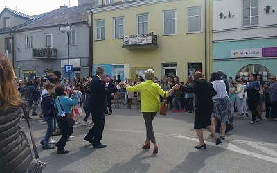 Burmistrz Poska, Andrzej Pietrasik, gocie i radni tacz hor na rynku, przed domem, w którym Dawid Ben Gurion  mieszka przez wiele lat. (Ten z napisem My Travel.pl)  Zdjcie: Yaakov Schwartz/Times of Israel.