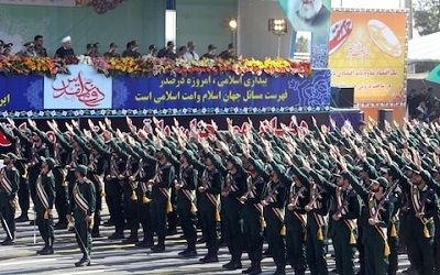 Teheran. onierze Korpusu Straników Rewolucji Islamskiej oddaj hod swoim przywódcom nazistowskim salutem.
