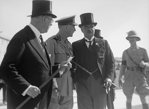 <span>W 1937 r. Żydzi zaakceptowali plan podziału Komisji Peela, podczas gdy Arabowie kategorycznie go odrzucili, domagając się, aby cała Palestyna znalazła się pod kontrolą Arabów, a większość żydowskiej populacji Palestyny została „przeniesiona” (poddana czystkom etnicznym), z kraju. Na zdjęciu: Lord William Peel (po prawej) i Sir Horace Rumbold (po lewej) opuszczają Brytyjski Cmentarz Wojenny na Górze Skopus w Jerozolimie w 1936 r. w ramach pracy w Komisji Peela. (Źródło zdjęcia: Biblioteka Kongresu)</span>