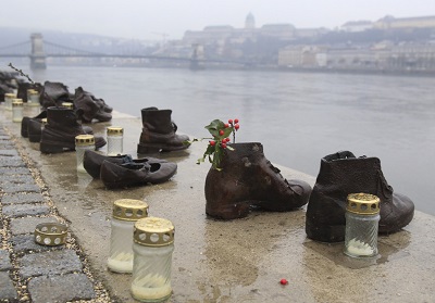 Pomnik masowych morderstw z II Wojny wiatowej na brzegach Dunaju w Budapeszcie, 11 lutego 2014. Gówna organizacja ydowska na Wgrzech postanowia ostatnio zbojkotowa tegoroczn oficjaln ceremoni upamitnienia Holocaustu, jeli nie pokae si wyranie roli miejscowych obywateli w nazistowskich deportacjach (zdjcie: REUTERS/BERNADETT SZABO)