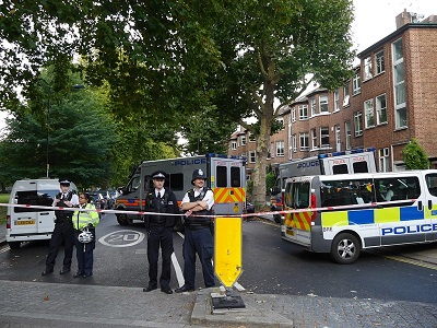 Londyska policja przed stacj metra Parsons Green po terrorystycznym zamachu bombowym Ahmeda Hassana 15 wrzenia 2017. (Image source: Edwardx/Wikimedia Commons)