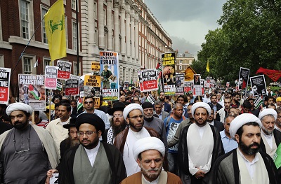 Wielka Brytania, na podstawie UK Terrorism Act 2000, zdelegalizowaa niedawno finansowan przez Iran organizacj terrorystyczn Hezbollah. Wedug tego prawa czonkostwo w zakazanej organizacji terrorystycznej jest przestpstwem, jak równie jest nim wspieranie jej, nie tylko finansowe, ale take wyraanie poparcia i ordowanie na jej rzecz, jak równie publiczne pokazywanie insygniów lub innych symboli tej organizacji, takich jak jej flaga. Na zdjciu: Marsz w Dzie Al-Kuds w 2014 r. w Londynie. Flaga Hezbollahu jest trzymana wysoko. (Zdjcie: Dan Kitwood/Getty Images)