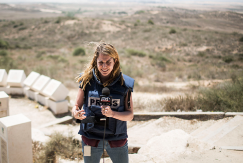 Dziennikarka telewizyjna w pobliu granicy midzy Izraelem a Gaz na pocztku 24-godzinnego zawieszenia broni 27 lipca 2014 r. (Ilia Yefimovich/Getty Images)