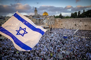 Tumy Izraelczyków machaj flagami pod cian Zachodni na Starym Miecie w Jerozolimie podczas obchodów Dnia Jerozolimy, 18 maja 2023 r. Zdjcie: Yonatan Sindel/Flash90.