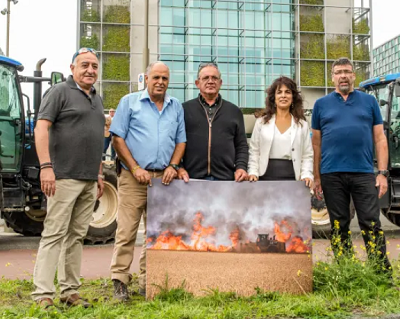 Przewodniczca Shurat Hadin, Nitsana Darshan-Leitner, z farmerami znad granicy z Gaz, których pola zostay spalone przez zapalajce balony, protestuj przed ICC w Hadze.(zdjcie: SHURAT HADIN)