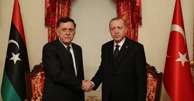 Turecki prezydent Recep Tayyip Erdogan (po prawej) z Fayezem al-Sarrajem, premierem jednego z dwóch libijskich rzdów. Luty 2020r.
