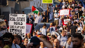 Protestujący demonstrują przeciwko planom wyburzenia kilku domów Palestyńczyków w dzielnicy wschodniej Jerozolimy, Szejk Dżarrah, 30 lipca 2021 r. Zdjęcie: Olivier Fitoussi/Flash90