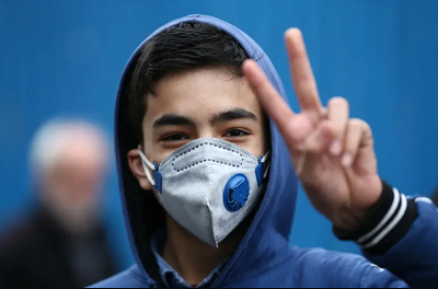 Iraski nastolatek cieszy si z powodu zdobycia maski.