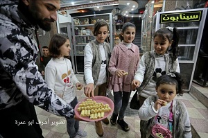Palestyńskie dzieci częstowane są słodyczami, żeby uczcić morderstwa.  