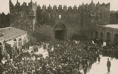 Niedawna przemoc w Jerozolimie wybucha z jednego jedynego powodu: nienawici do Izraela i ydów. Wezwania do mordowania ydów (“O, ydzi, pamitajcie Chajbar; armia Mahometa powraca”) s przypomnieniem, e dzisiaj dla wielu ta wojna z siódmego wieku trwa nadal. Na zdjciu: Tum Arabów na antysyjonistycznej demonstracji przed Bram Damascesk w Jerozolimie 8 marca 1920 w przeddzie wita Nabi Musa (Public domain)