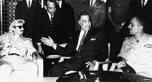 21 września 1970r. Ojciec narodu palestyńskiego (pierwszy z lewej), z prezydentem Egiptu Nasserem i jordańskim królem Husajnem w trakcie rozmów pokojowych w sprawie zakończenia wywołanej przez Arafata wojny domowej w Jordanii. (Źródło zdjęcia: Wikipedia) 