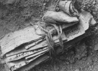 Zbiór papirusów zawierających rozkazy Bar Kochby z ostatniego roku buntu, znaleziona w jaskini na pustyni Judzkiej przez izraelskiego archeologa Yigaela Yadina.