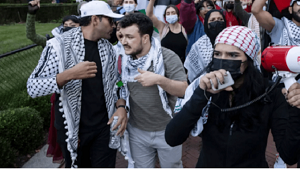 Mahmoud Khalil to ten w rodku, z wsami.