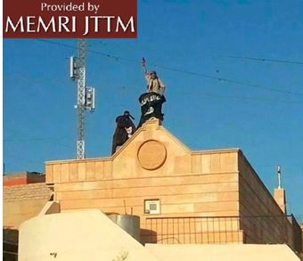 Wojownicy IS umieszczaj swoj flag na kociele w Sindar 