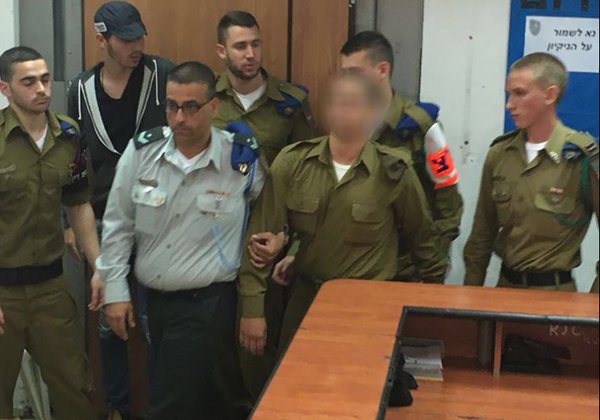 onierz IDF, który zastrzeli zneutralizowanego terroryst palestyskiego w Hebronie, prowadzony do sdu, 29 marca  2016. (zdjcie: NOAM AMIR)