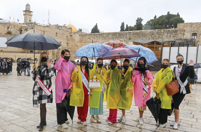 Grupa uczestniczek konkursu Miss Universe, wyglądając pięknie i sensownie, pozuje do zdjęcia przy Ścianie Zachodniej.(zdjęcie: MARC ISRAEL SELLEM/THE JERUSALEM POST)