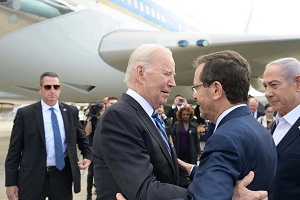 Prezydent USA Joe Biden witany przez izraelskiego prezydenta Izaaka Herzoga (w rodku) i izraelskiego premiera Benjamina Netanjahu po przybyciu na midzynarodowe lotnisko Ben-Guriona, 18 padziernika 2023 r. ródo: Amos Ben Gershom/ Zespó Rzecznika Prezydenta Izraela.
