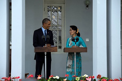Przywódczyni Mjanmy, Aung San Suu Kyi, zaprzecza oskareniom, e siy bezpieczestwa kraju przeprowadzaj “czystk etniczn”. Na zdjciu: &Oacute;wczesny prezydent Barack Obama z Aung San Suu Kyi, Rangunie, Mjanma, 14 listopada 2014. (Zdjcie: U.S. State Department)