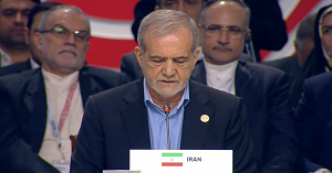 <span>Iran, „wiodcy sponsor terroryzmu” na wiecie, rekrutuje czonków gangów i handlarzy narkotyków w Europie, aby mordowali iraskich dysydentów, Izraelczyków i ydów, jak podaje raport opublikowany we wrzeniu. Na zdjciu: prezydent Iranu Masoud Pezeshkian przemawia w Kazaniu na szczycie pastw BRICS (Zdjcie: Zrzut z ekranu wideo)</span>