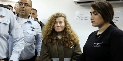 <span>Palestyska nastolatka, Ahed Tamimi wchodzi do sali sdowej eskortowana przez izraelski personel wizienny z wizienia Ofer w pobliu Ramallah, 15stycznia 2018. Zdjcie: Reuters / Ammar Awad.</span>