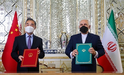 Wang_Yi_and_Mohammad_Javad_Zarif_at_the_Ministry_of_Foreign_Affairs_of_Iran_2021-03-27Strategiczne, 25-letnie porozumienie Chin z Iranem o współpracy gospodarczej i w sprawach bezpieczeństwa, które wydaje się podobne do kolonialnych porozumień, przyznaje komunistycznym Chinom znaczne prawa do irańskich zasobów. Wyciekły informacje, które ujawniają, że jednym z warunków porozumienia jest to, że Chiny zainwestują niemal 400 miliardów dolarów w irański przemysł naftowy, gazowy i petrochemiczny. Na zdjęciu: Minister spraw zagranicznych Iranu, Mohammad Dżavad Zarif (po prawej) i minister spraw zagranicznych Chin, Wang Yi, podczas podpisywanie 25-letniego porozumienia w Teheranie, 27 marca 2021 r.(Fars news agency via Wikimedia)
