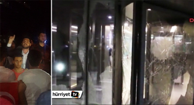 Abdurrahim Boynukalin (pośrodku lewego zdjęcia), członek parlamentu tureckiego z ramienia rządzącej partii AKP, przewodzi motłochowi przed redakcja gazety „Hurriyet”, 6 września 2015. Po prawej, rozbite okna hallu budynku po ataku kamieniami.