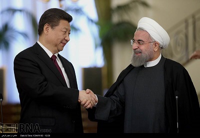 Nowa tajna umowa wydaje si dawa Chinom znaczn kontrol nad Iranem. Rzdzcy muowie sprzedaj kraj Chinom, tak jak to ju zrobio kilka rzdów w Afryce. Pekin wydaje si bardzo zadowolony z moliwoci zawierania umów z dyktatorami, ignoruje amanie przez nie praw czowieka i ograbia te kraje, by wspiera wasne ambicje globalnej hegemonii. Na zdjciu: iraski prezydent Hassan Rouhani (po prawej) i chiski prezydent Xi Jinping spotykaj si 23 stycznia 2016 r. w Teheranie w Iranie. (Zdjcie: Islamic Republic News Agency)
