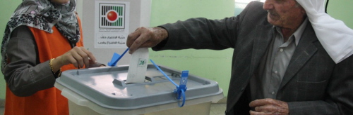  Palestyczyk wrzuca kart wyborcz podczas wyborów samorzdowych w miecie Al-Bireh, 20 padziernika 2012.Banner, zdjcie: Issam Rimawi / Flash90 