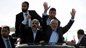 Szef biura politycznego Hamasu, Chaled Maszaal (po lewej), i byy premier Gazy z ramienia Hamasu Ismail Hanija.