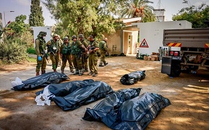 Izraelscy onierze zbierajcy ciaa zabitych przez terrorystów Hamasu w kibucu Kraf Aza w dniu 10 padziernika 2023r. (ródo zdjcia: Times of Israel, Chaim Goldberg/Flash90)