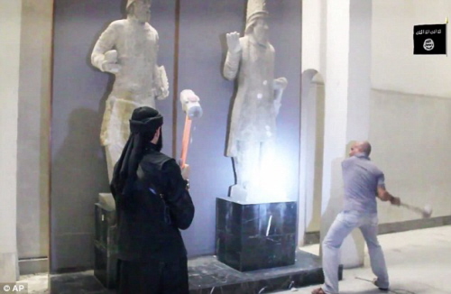 ISIS wyburzyo spychaczami zabytkowe budowle w staroytnym mieci Dur Szarukkin i rozbio asyryjskie pomniki w muzeum w Mosulu. W opanowanym przez ISIS Mosulu: Fanatycy rozbijaj staroytne artefakty...