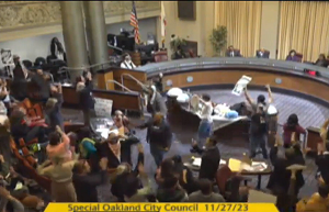 Rada miasta Oakland debatowała nad rezolucją wzywającą do zawieszenia broni w Gazie, nie potępiając Hamasu. (Zrzut z ekranu)