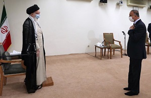 Irańscy mułłowie nadal mieszają się w wewnętrzne sprawy krajów arabskich, zwłaszcza Iraku, Syrii, Libanu i Jemenu. Nowe prawo Iraku kryminalizujące „normalizację” z Izraelem jest kolejnym przykładem tego, jak Iran i jego sojusznicy czują się wystarczająco pewnie, by kontynuować swoje złowrogie i ekspansjonistyczne plany na Bliskim Wschodzie. Na zdjęciu: najwyższy przywódca Iranu, ajatollah Ali Chamenei, przyjmuje premiera Iraku Mustafę al-Kadhimiego w Teheranie, 21 lipca 2020 r. (Zdjęcie: khamenei.ir)