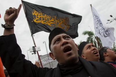 Indonezyjscy islamici w Dakarcie, skanduj “Allahu Akbar” podczas demonstracji 21 lutego, na której dano usunicia gubernatora Dakarty, Ahoka, któremu zarzucano blunierstwo. (Zdjcie: Ed Wray/Getty Images)<br />