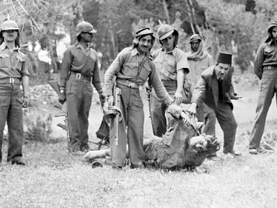 Żołnierze Legionu Arabskiego z rannym żołnierzem izraelskim.  Jerozolima 1948.
