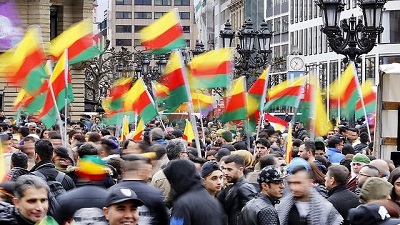 Kurdowie protestujcy przeciwko Erdoganowi w Niemczech (Zdjcie: AP))