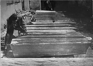 Kobieta przy trumnach ydów zamordowanych w pogromie kieleckim w lipcu 1946 roku. ródo zdjcia: US Holocaust Memorial Museum.